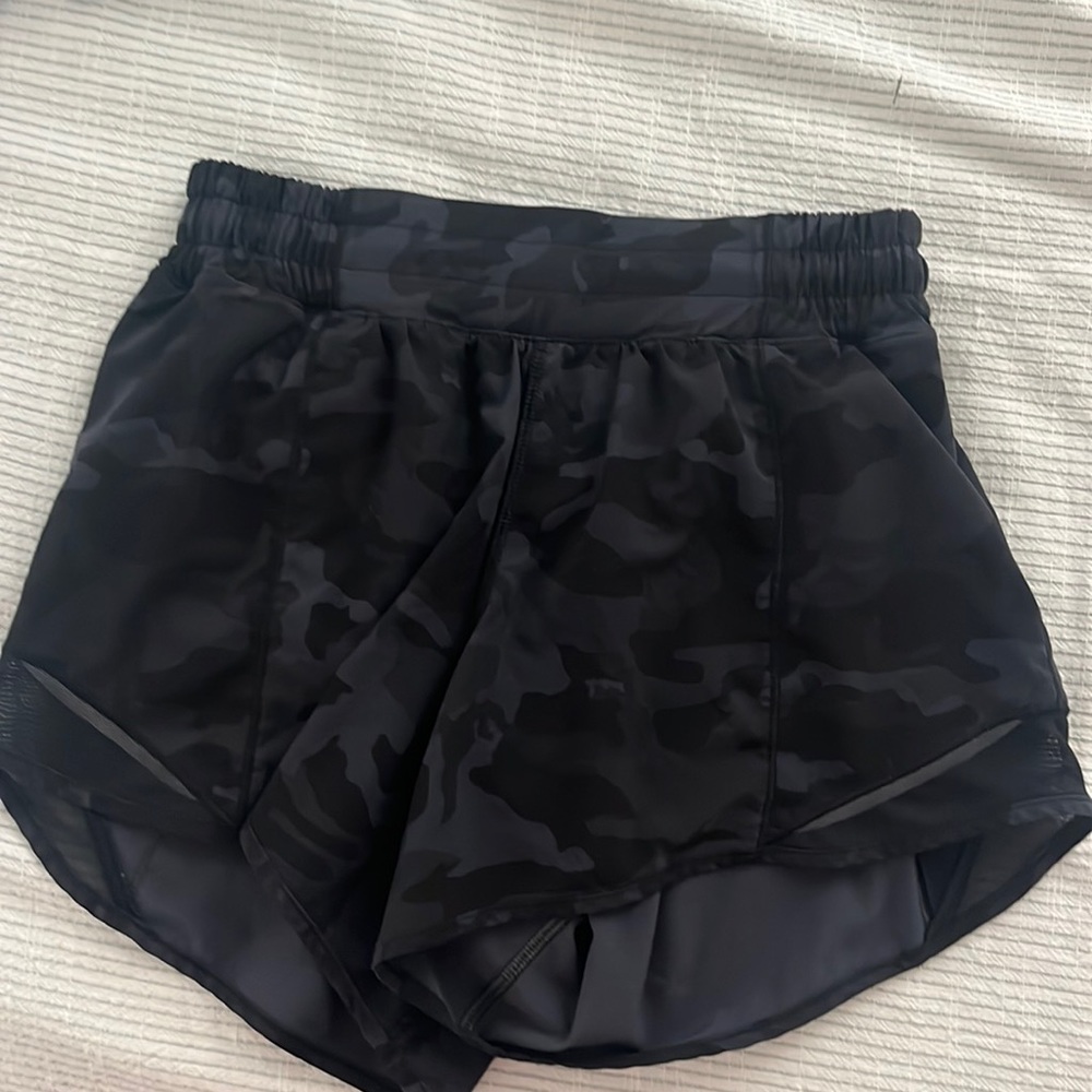 Lululemon size 4 4 inch hotty hot camo shorts